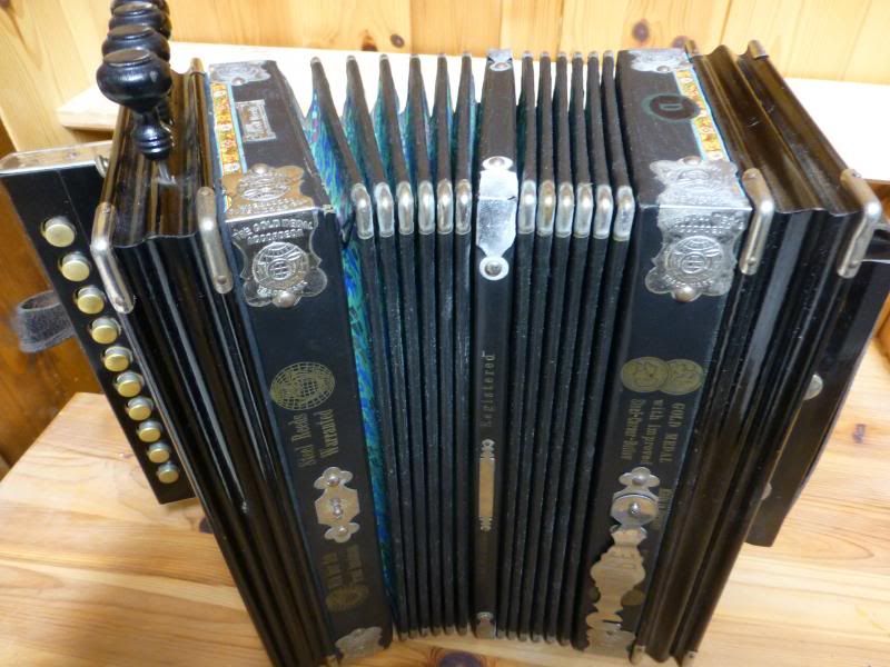 Anyone knows about make, model, year, of this accordion?
