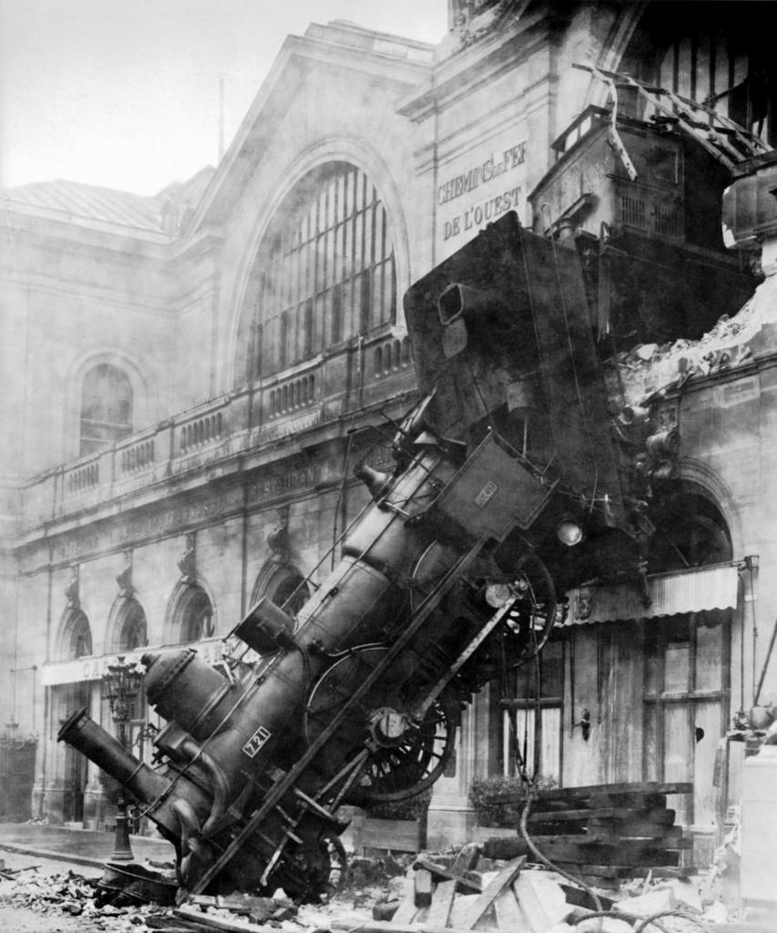 Train_wreck_at_Montparnasse_1895_zps34a4ac26.jpg