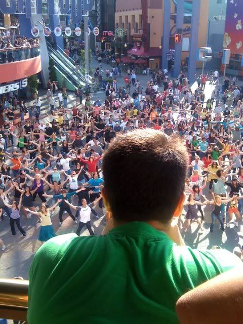 Flash mob to '96,000' surprises Lin-Manuel Miranda at Universal City Walk