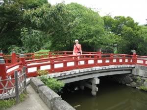 Un dels preciosos ponts del santuari Tsurugaoka Hachimangu 