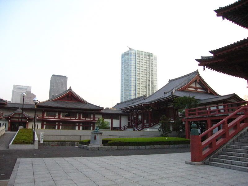El temple amb gratacels de fons