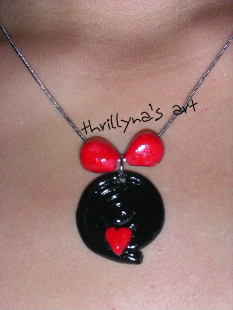 collana con rotella nera e cuore rosso 