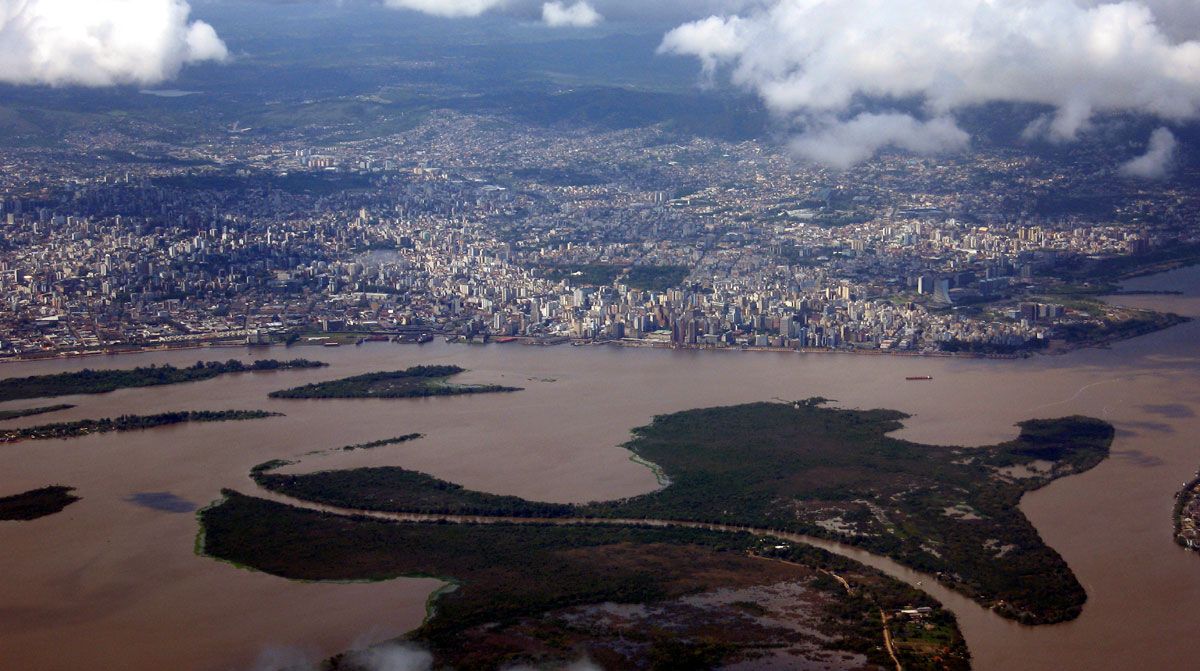 Region Centralny Porto Alegre z Wyspą Kwiatów i Fabryką Prochu na pierwszym planie, skyscrapercity.com