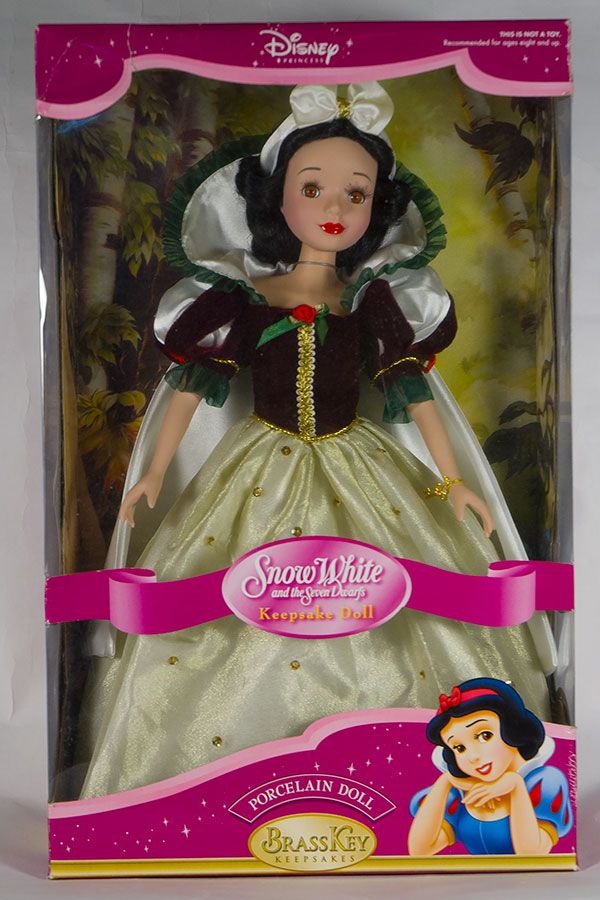 DISNEY SNOW WHITE 16" PORCELAIN DOLL 2004 BRASS KEY COLLECTION KEEPSAKE